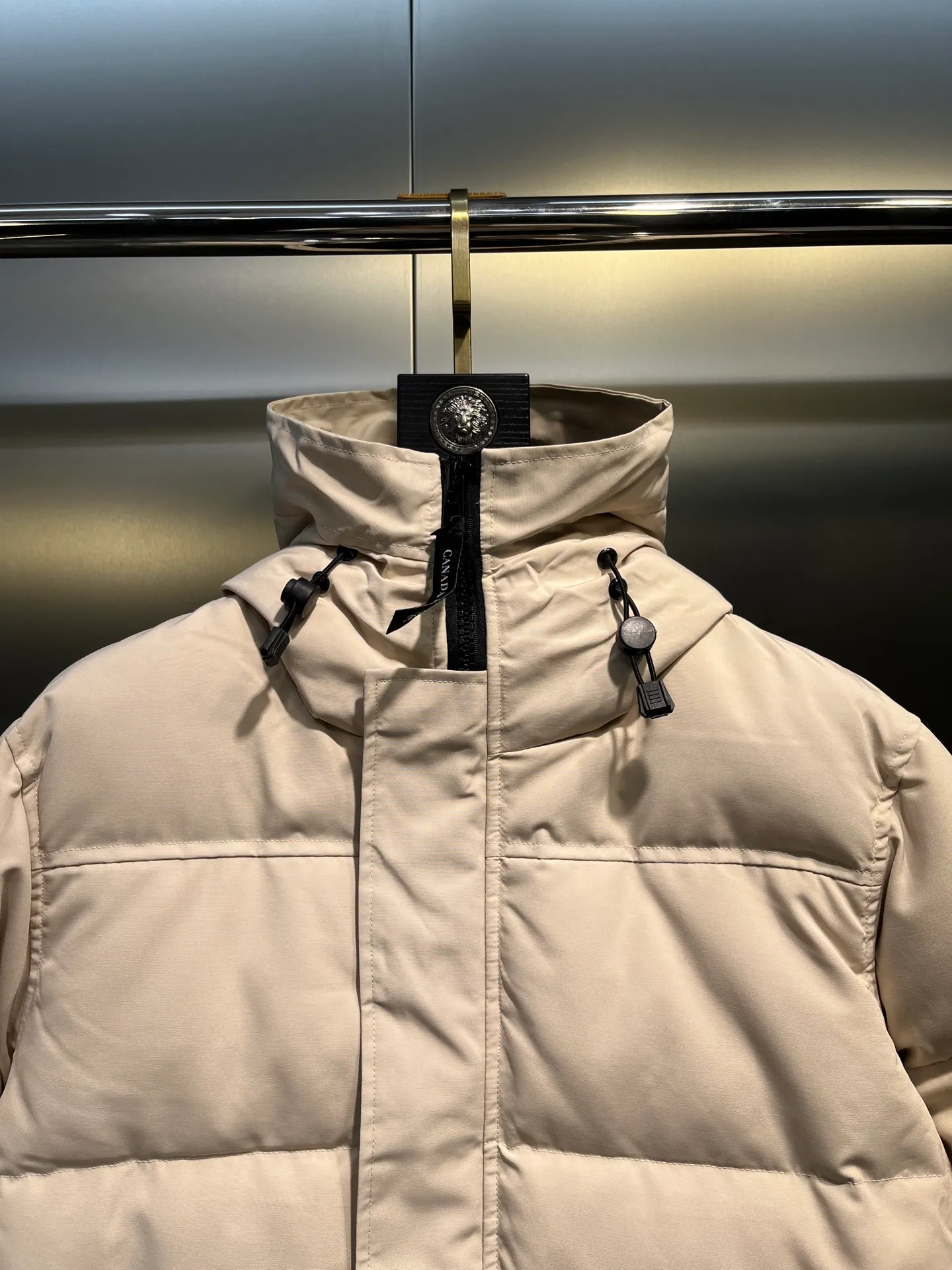 P700 Goose 🌟17 styles of chest patch, same style for men and women, cold-resistant down jackets! The fur collar is detachable. The natural Siberian coyote fur collar has a delicate yet strong feel, which comes from the sense of life that comes from the erosion of wind and frost in nature. The market usually uses raccoon fur or fake fur instead, which is not even the slightest bit better! The collar part has cold-proof flannel, which is close to the head and neck, comfortable and warm! The fabric is made of high-density nano-level waterproof fabric, which is windproof and wear-resistant and has a certain thickness! The zipper is the official YKK brand! The waist has an elastic waistline design that can be adjusted according to yourself! There is also an anti-wind Velcro inside! Seamless threaded cuffs to avoid stiffening! In order to prevent cold wind from pouring in, a double closure design is adopted. On the premise of the traditional zipper fly, six Velcro fasteners are used for secondary closure, which brings better warmth retention effect. It retains the classic hooded design and uses super large luxurious wolf fur to protect against wind and cold. No matter how low the temperature is this winter, one piece is enough. I’ll give you the wind and temperature. Size: s-xxl
